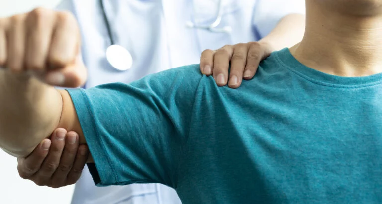 image of a man suffering from shoulder impingement